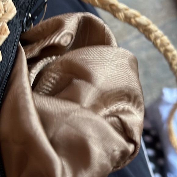 Small straw lined purse. - Picture 6 of 12